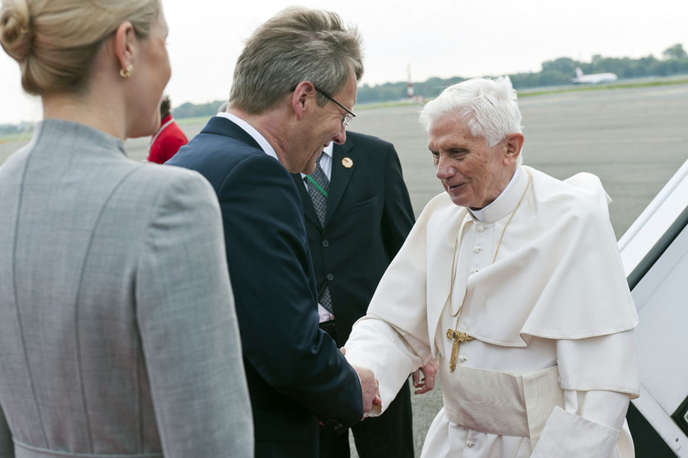 Bundespräsident Christian Wulff begrüßt Papst Benedikt XVI. bei dessen Ankunft auf dem Flughafen Berlin-Tegel