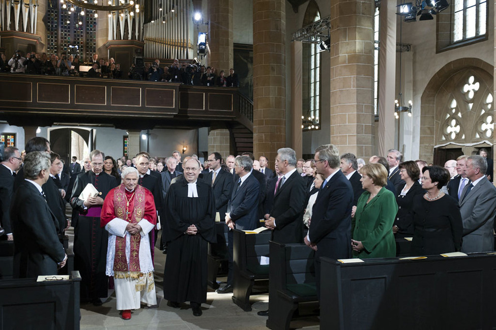 Bundespräsident Christian Wulff nimmt an der ökumenischen Andacht mit Papst Benedikt XVI. in der Klosterkirche in Erfurt teil