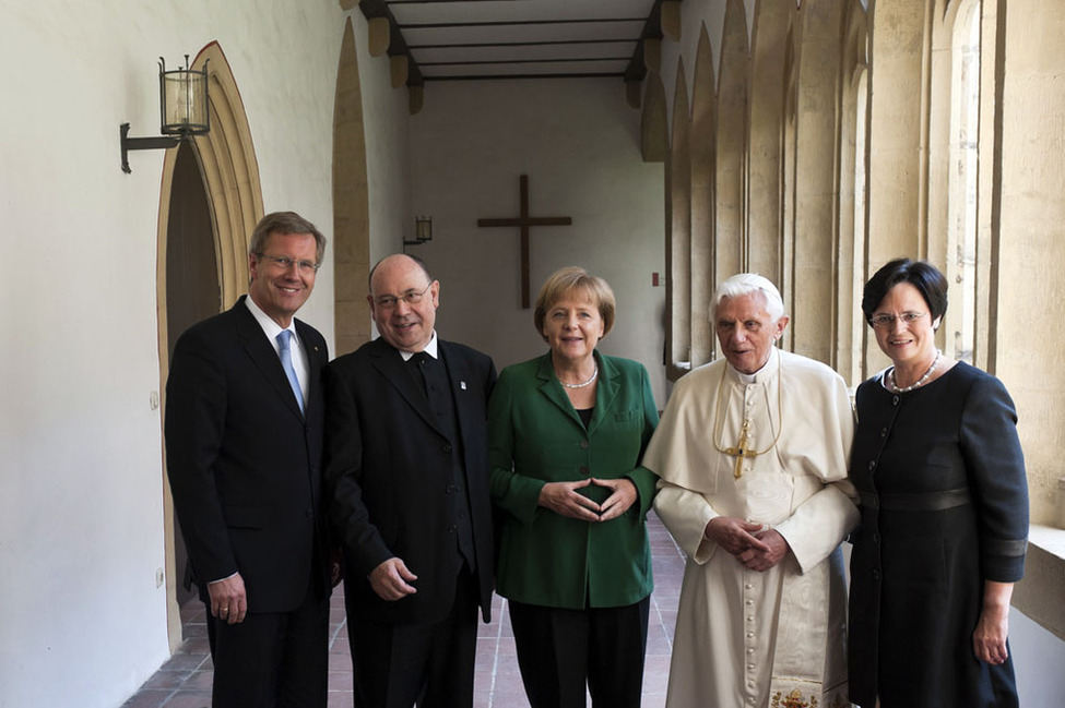 Bundespräsident Christian Wulff mit Papst Benedikt XVI., Bundeskanzlerin Angela Merkel, Ministerpräsidentin Christine Lieberknecht (r.) und der Vorsitzende des Rates der Evangelischen Kirche in Deutschland, Nikolaus Schneider (2.v.l.)