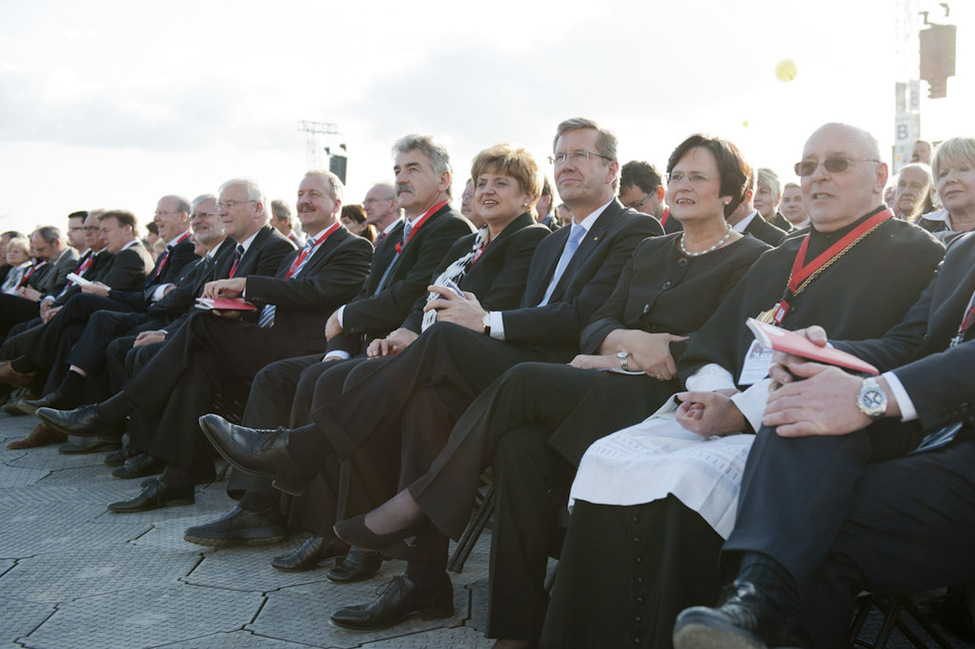 Bundespräsident Christian Wulff neben der Ministerpräsidentin des Landes Thüringen, Christine Lieberknecht (2.v.r.), beim Vespergottesdienst im Eichsfeld