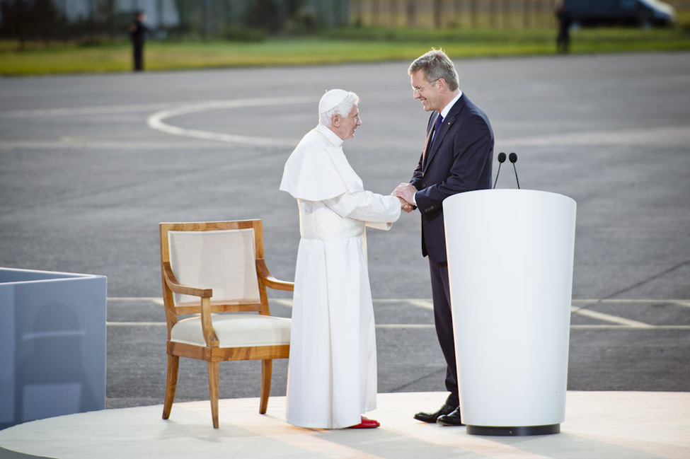 Bundespräsident Christian Wulff verabschiedet Papst Benedikt XVI. auf dem Flughafen in Lahr