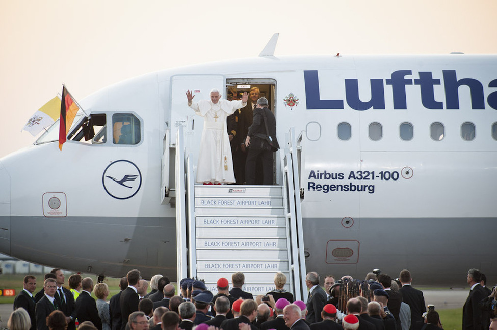 Papst Benedikt XVI. vor dem Abflug auf dem Flughafen in Lahr