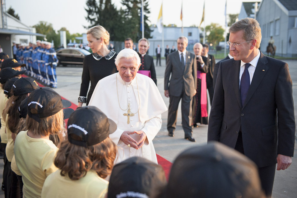 Bundespräsident Christian Wulff und seine Frau Bettina verabschieden Papst Benedikt XVI. auf dem Flughafen in Lahr