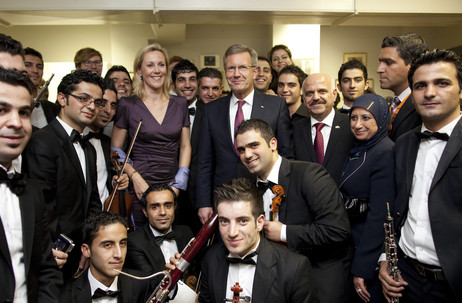 Bundespräsident Christian Wulff und seine Frau Bettina mit dem irakischen Botschafter und dessen Frau sowie den Künstlern