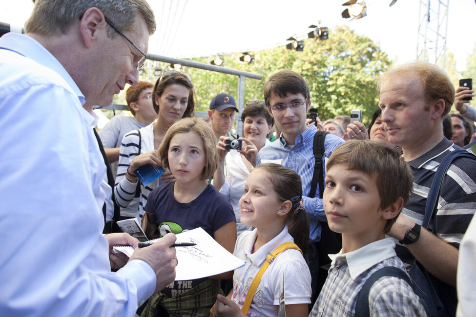 Bundespräsident Christian Wulff mit Kindern und Eltern