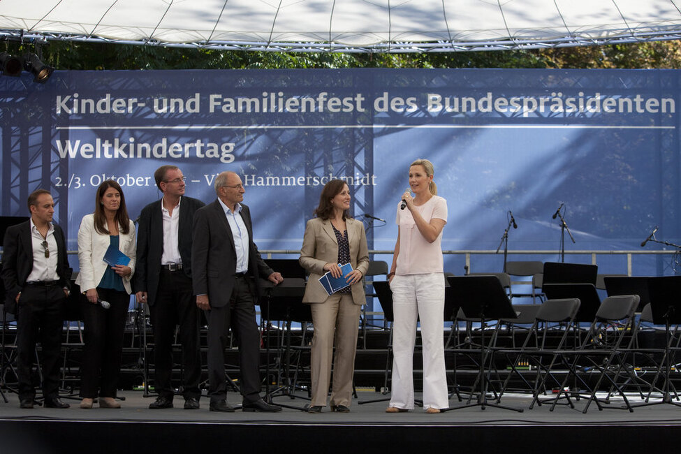 Frau Wulff spricht mit Vertretern von Arche e. V. und der Stiftung eine Chance für Kinder  