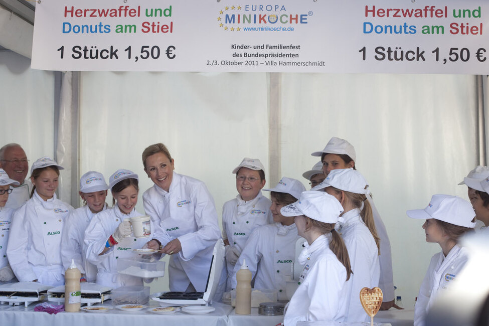 Bettina Wulff am Stand voni Europas Miniköchen