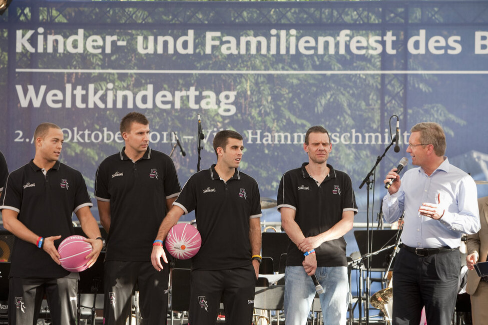 Bundespräsident Christian Wulff auf der Parkbühne mit der Mannschaft der Telekom Baskets aus Bonn