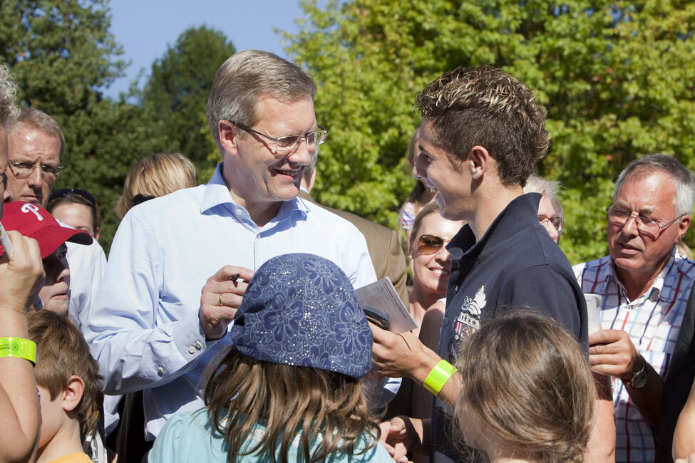 Bundespräsident Christian Wulff mit Gästen beim Kinder- und Familienfest in Bonn