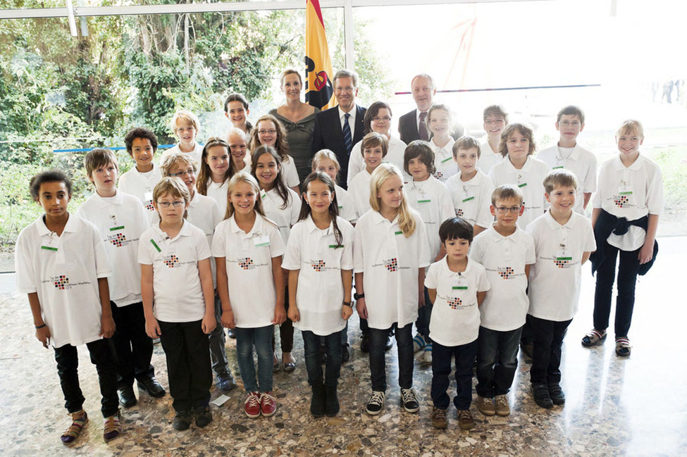  Bundespräsident Christian Wulff und seine Frau Bettina mit dem Bundeskinderchor beim Empfang des Bundespräsidenten