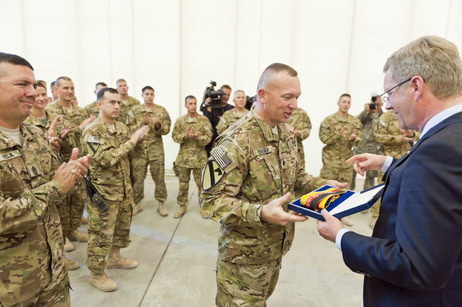 Bundespräsident Christian Wulff überreicht US-amerikanischen Soldaten ein deutsches Fahnenband