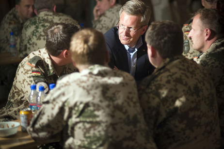 Bundespräsident Christian Wulff im Gespräch mit deutschen Soldaten in Masar-i-Scharif