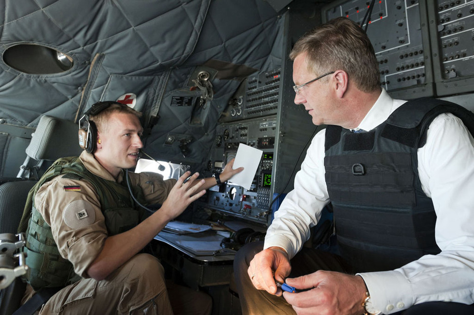 Bundespräsident Christian Wulff in einem Transall-Flugzeug der Bundeswehr