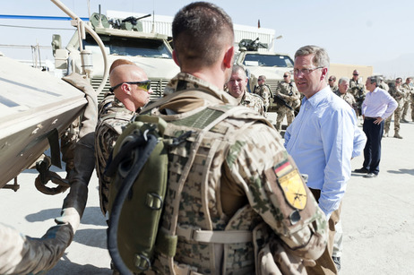 Bundespräsident Christian Wulff im Gespräch mit deutschen Soldaten in Kundus