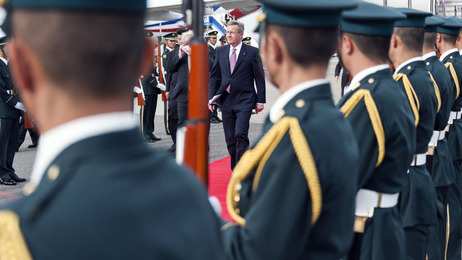 Bundespräsident Christian Wulff steigt aus dem Flugzeug