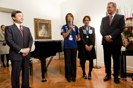 Bundespräsident Christian Wulff mit dem japanischen Kronprinzen Naruhito in der Botschaft