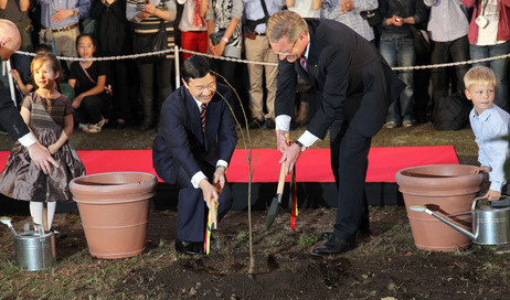 Bundespräsident Christian Wulff und der japanischen Kronprinz Naruhito pflanzen beim Deutschlandfest in Tokio eine Linde