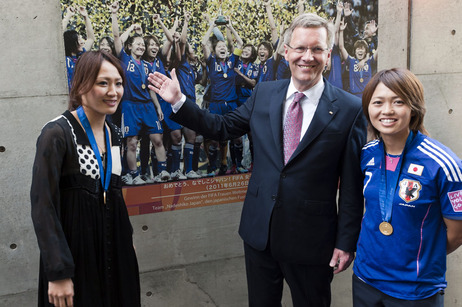 Bundespräsident Christian Wulff trifft die Fußballweltmeisterinnen Karina Maruyama und Kozue Ando auf dem Deutschlandfest in Tokio