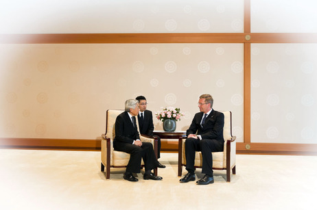 Bundespräsident Christian Wulff mit dem japanischen Kaiser Akihito im Kaiserlichen Palast in Tokio