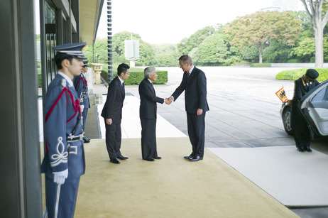 Bundespräsident Christian Wulff und der japanische Kaiser Akihito vor dem Kaiserlichen Palast in Tokio