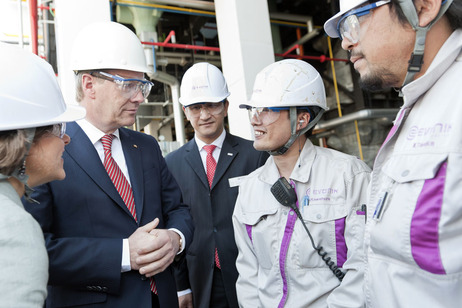 Bundespräsident Christian Wulff im Gespräch mit Mitarbeiterinnen und Mitarbeitern