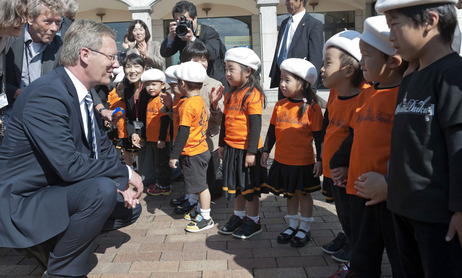  Bundespräsident Christian Wulff wird beim Besuch des Deutschen Hauses von Kindern des Kindergartens Yutaka Hoikuen begrüßt