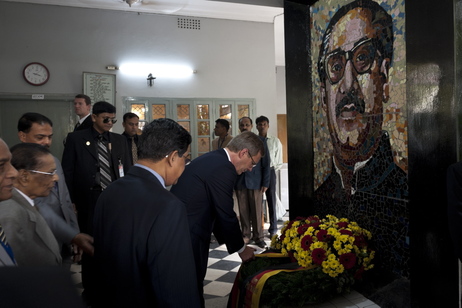 Bundespräsident Christian Wulff legt einen Kranz im Bangabandhu Memorial Museum nieder