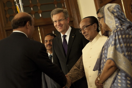 Bundespräsident Christian Wulff mit dem Präsidenten der Volksrepublik Bangladesch, Zillur Rahman, und dessen Frau beim Defilee vor dem Staatsbankett