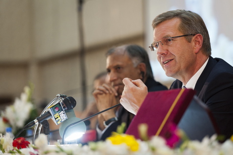 Bundespräsident Christian Wulff diskutiert mit Studierenden und Dozenten an der Universität von Dhaka