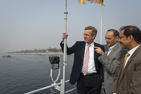 Bundespräsident Christian Wulff bei der Bootsfahrt auf dem Fluss Buriganga