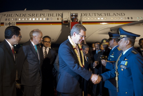 Bundespräsident Christian Wulff wird bei der Ankunft auf dem Flughafen in Jakarta begrüßt