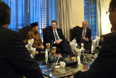 Bundespräsident Christian Wulff im Gespräch mit dem ehemaligen Staatspräsidenten Jusuf Habibe