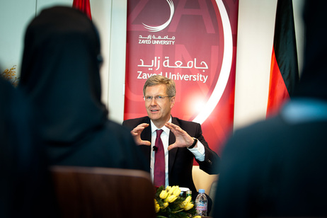 Bundespräsident Christian Wulff diskutiert mit Studierenden der Zayed-Universität
