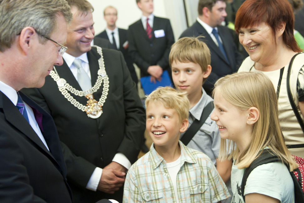 Festakt zum Europäischen Jahr der Freiwilligentätigkeit 2011 in Görlitz - Bundespräsident Christian Wulff mit Grundschülern aus Görlitz