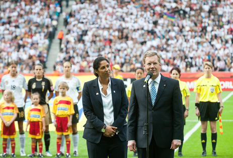 Eröffnungsspiel der Fußball-Weltmeisterschaft der Frauen 2011 in Berlin  - Bundespräsident Christian Wulff eröffnet die Fußball-Weltmeisterschaft der Frauen im Olympiastadion (links Steffi Jones, Vorsitzende des Organisationskomitees der WM)