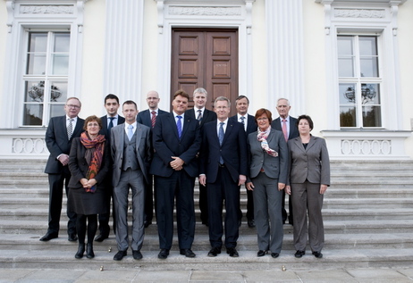 Bundespräsident Christian Wulff mit den Mitgliedern des Unterausschusses für Bürgerschaftliches Engagement des Deutschen Bundestages vor Schloss Bellevue