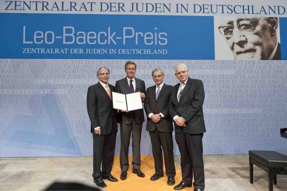  Bundespräsident Christian Wulff wird von Dieter Graumann, Präsident des Zentralrates der Juden in Deutschland (l.), im Jüdischen Museum ausgezeichnet