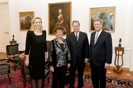 Bundespräsident Christian Wulff und seine Frau Bettina mit Bundesminister a.D. Klaus Kinkel und dessen Frau Ursula Kinkel im Salon Luise
