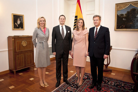 Bundespräsident Christian Wulff und seine Frau Bettina mit Georg Friedrich Prinz von Preußen und Sophie Prinzessin von Preußen