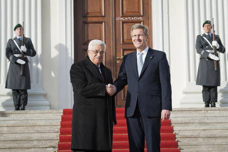 Bundespräsident Christian Wulff begrüßt den Präsidenten der Palästinensischen Behörde, Mahmoud Abbas, vor Schloss Bellevue