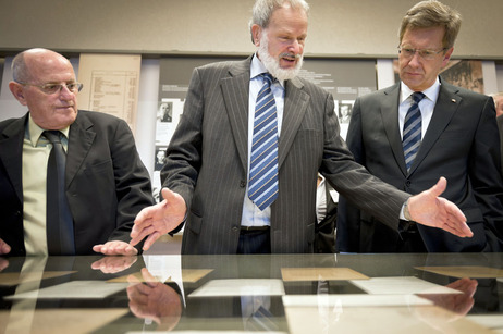 Bundespräsident Christian Wulff mit dem Direktor des Haus der Wannsee-Konferenz, Norbert Kampe, und dem israelischen Minister Yossi Peled im Haus der Wannsee-Konferenz