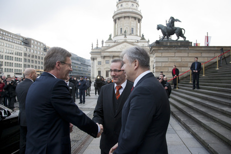 Bundespräsident Christian Wulff mit Klaus Wowereit und Matthias Platzeck auf dem Berliner Gendarmenmarkt