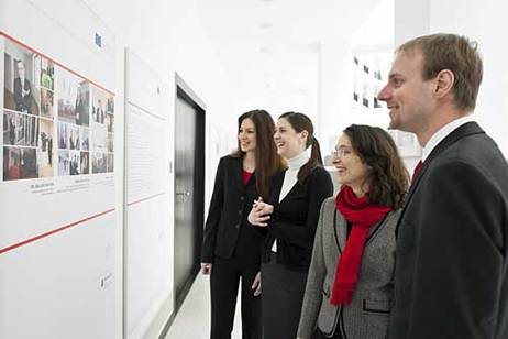 Besucher betrachten die Ausstellung "Unsichtbare Türken" im Bundespräsidialamt