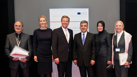 Bundespräsident Christian Wulff und seine Frau Bettina Wulff mit dem türkischen Staatspräsidenten Abdullah Gül und seiner Frau Hayrünnisa Gül und dem Fotografen Galip Yilmabasar (l.) und der Gestalterin Bärbel Mietzscke (r.)