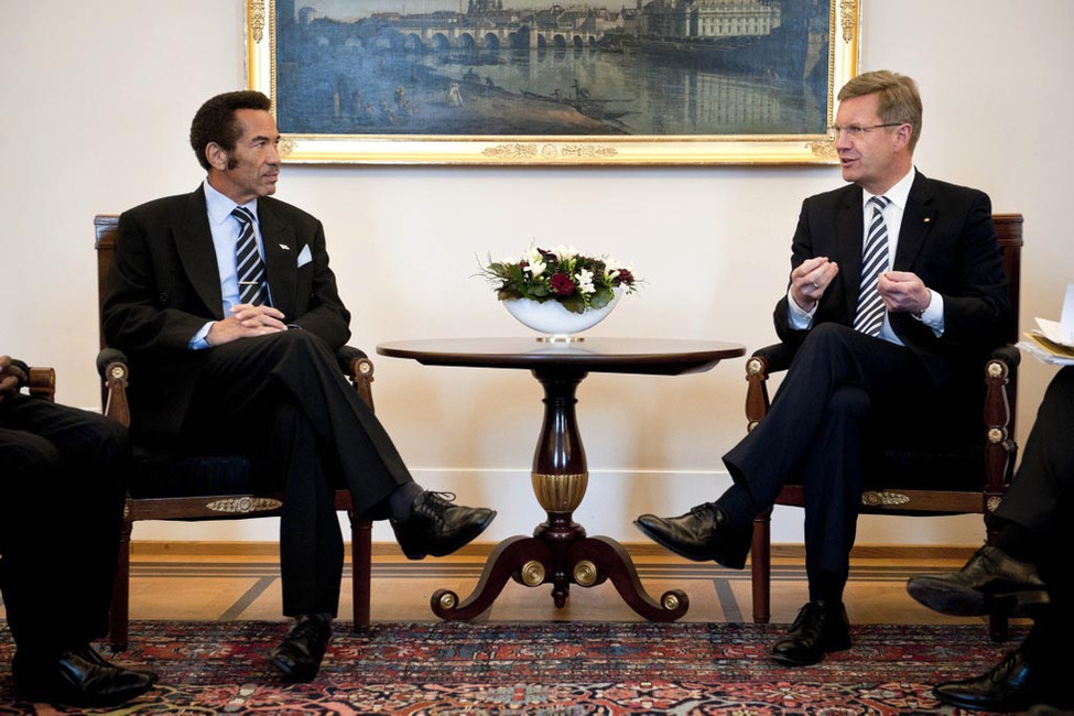 Bundespräsident Christian Wulff im Gespräch mit dem Präsidenten der Republik Botsuana, Seretse Khama Ian Khama, im Amtsimmer von Schloss Bellevue