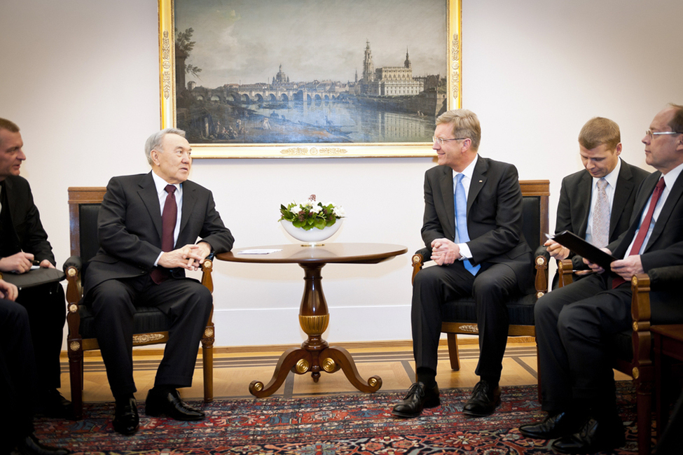 Bundespräsident Christian Wulff im Gespräch mit dem Präsidenten der Republik Kasachstan, Nursultan Abischewitsch Nasarbajew, im Amtszimmer von Schloss Bellevue