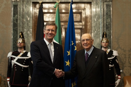 Staatsbesuch in Italien - Bundespräsident Christian Wulff wird vom italienischen Staatspräsidenten Giorgio Napolitano im Präsidialpalast in Rom begrüßt