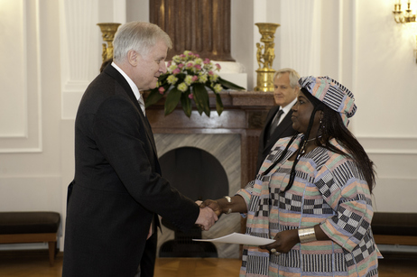 Bundesratspräsident Horst Seehofer erhält das Beglaubigungsschreiben von der Botschafterin der Republik Niger, Aminatou Gaoh, im Langhanssaal von Schloss Bellevue