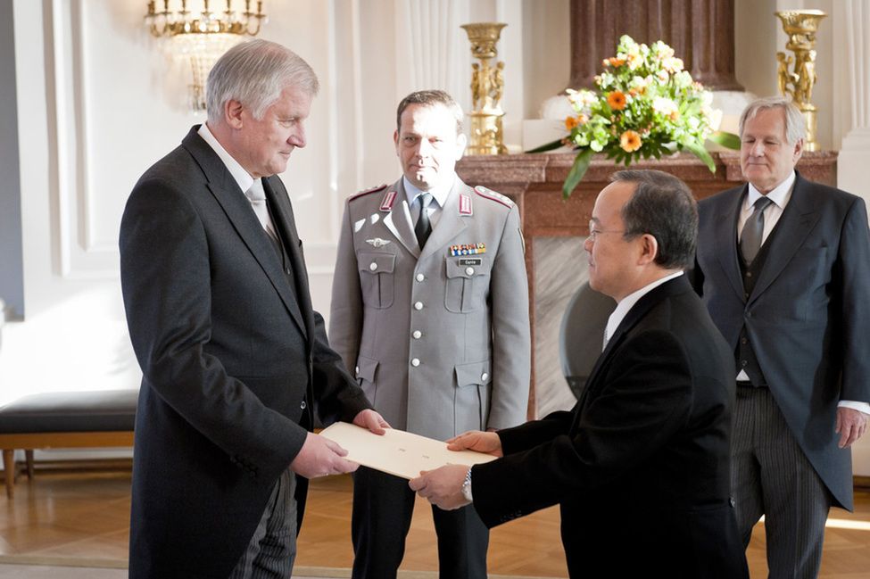 Bundesratspräsident Horst Seehofer erhält das Beglaubigungsschreiben vom Botschafter Japans, Takeshi Nakane, im Langhanssaal von Schloss Bellevue