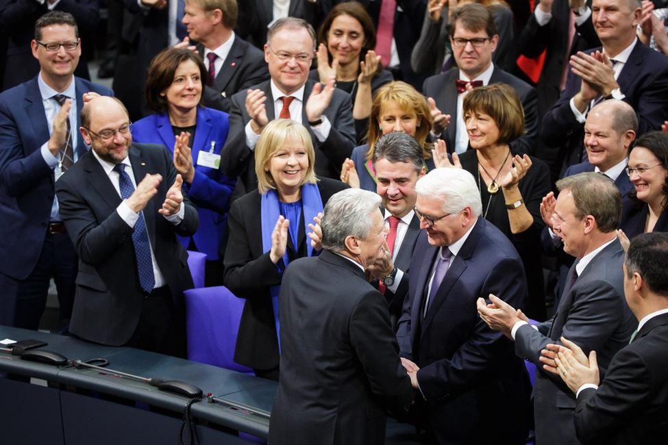 Bundespräsident Frank-Walter Steinmeier begegnet dem Bundespräsident Joachim Gauck bei der 16. Bundesversammlung zur Wahl des Bundespräsidenten im Reichstagsgebäude in Berlin